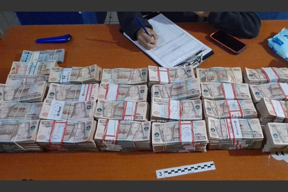 Sorprenden al conductor de un camión que transportaba más de un millón de quetzales, escondido en un costal. (Foto: MP)