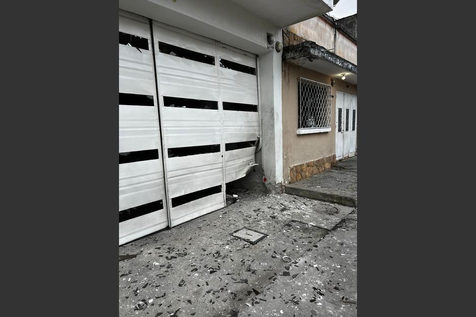 Un explosivo fue detonado frente a una vivienda en la zona 6. (Foto: MP)