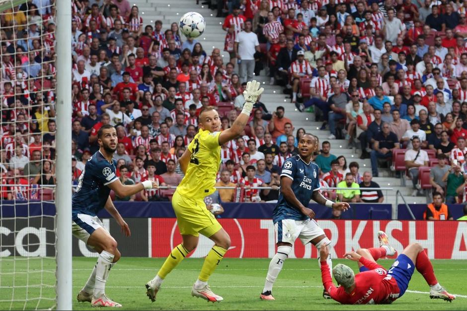 El momento en el que cae la anotación de Antoine Griezmann ante el Feyenoord. (Foto: AFP)
