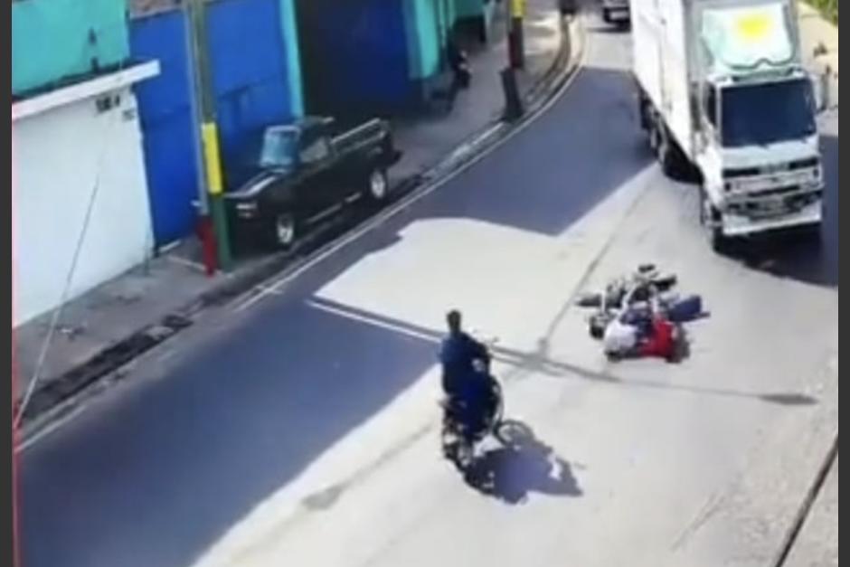 El motorista y su acompañante derraparon y un camión pasó encima de ambos. (Foto: captura de video)