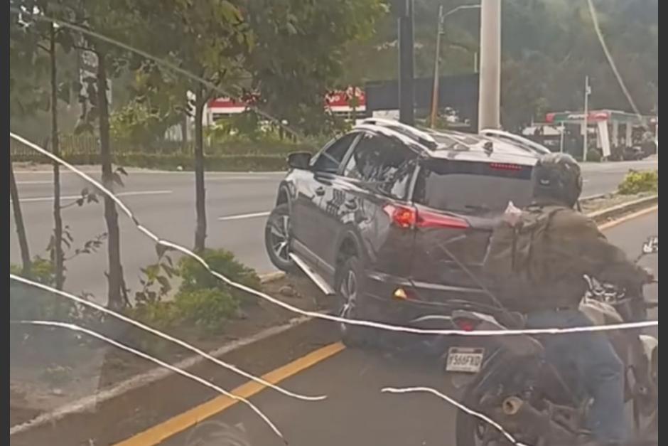 El conductor fue captado mientras se atravesaba un arriate central. (Foto: captura de video)