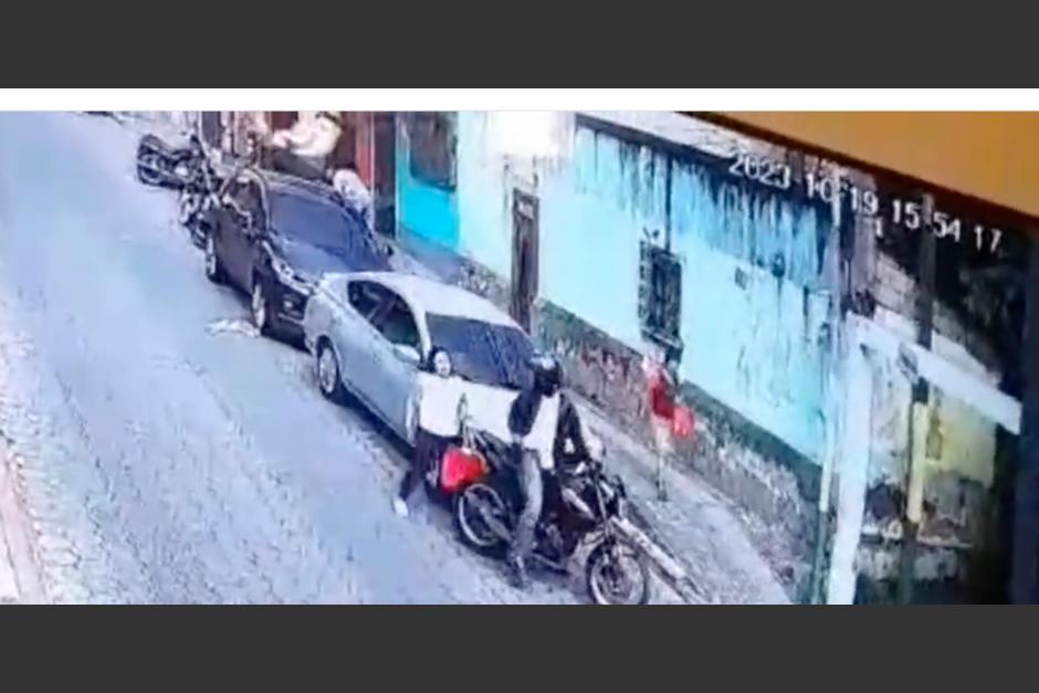 Una mujer fue trasladada al Hospital de Amatitlán después de recibir múltiples disparos. (Foto: Captura de pantalla)