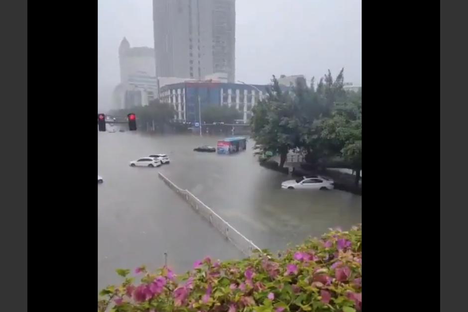 Un vehículo fue arrastrado por el derrumbe de una carretera a causa de las inundaciones en Grecia. (Foto: AFP)