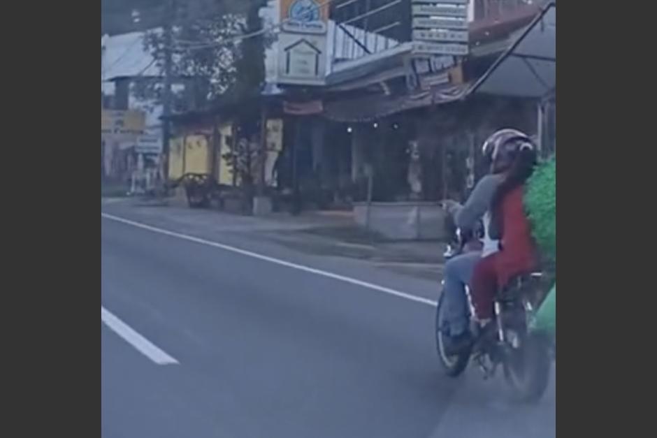 Un curioso pasajero en motocicleta llamó la atención de conductores y peatones en un sector de la ciudad. (Foto: captura de video)