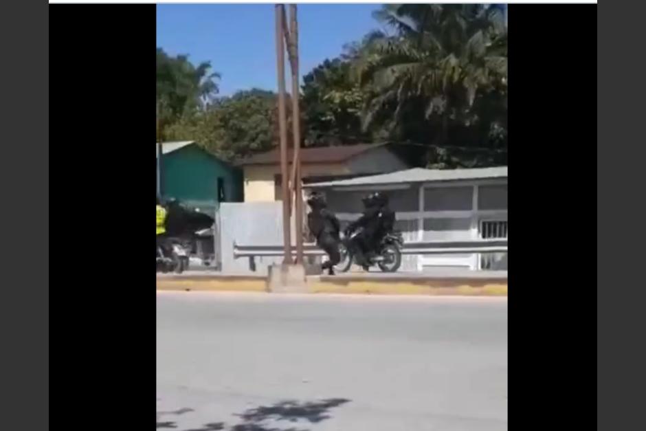 Un video exhibió la brutal caída que sufrió un agente Lobo Grill tras caer de una moto en Izabal. (Foto: captura de pantalla) 