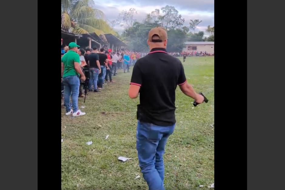 Un video de una celebración con disparos por un grupo armado de hombres se hizo viral en las redes sociales. (Foto: captura de pantalla) 