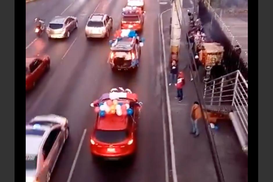 Una enorme y curiosa caravana se robó las miradas en el tránsito de la calzada Roosevelt en esta mañana de viernes 12 de enero. (Foto: captura de pantalla) 