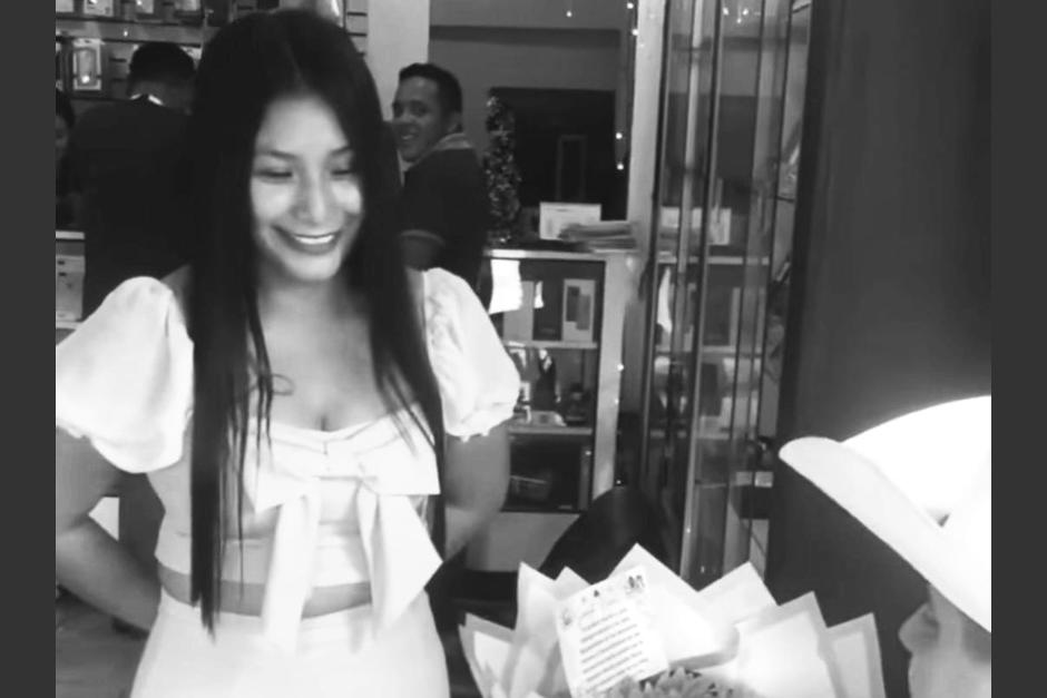 La madre guatemalteca encontrada sin vida se había vuelto viral por un video en el que recibe flores. (Foto: redes sociales)