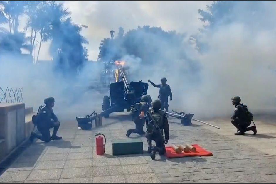El Ejército lanzó 21 cañonazos como saludo al presidente Bernardo Arévalo y la vicepresidenta Karin Herrera. (Foto: Soy502)