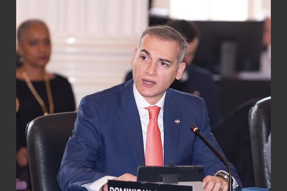 El embajador de República Dominicana dejó cautivadas a las guatemaltecas tras su visita al país. (Foto: Josuefiallo)