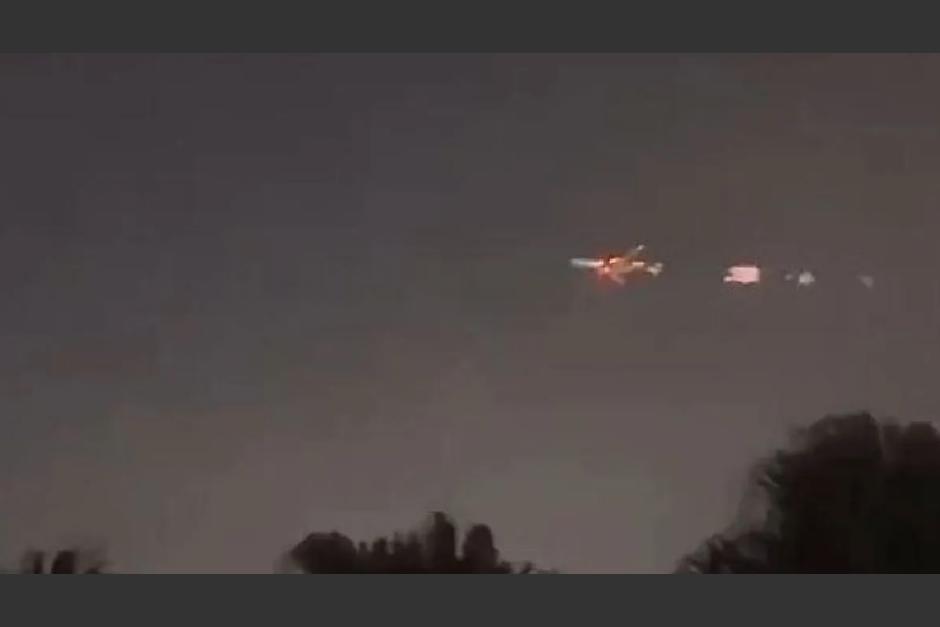 Un avión retorna de emergencia al aeropuerto de Miami. (Foto: X/@ChuckCallesto)