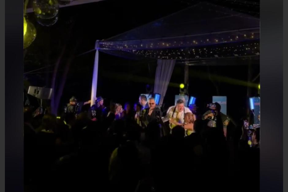 El intérprete sorprendió al amenizar una boda. (Foto: Captura de video)