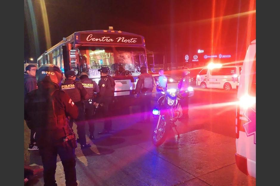 El autobús que transportaba extranjeros y fue atacado con palos y piedras. (Foto: Bomberos Voluntarios)