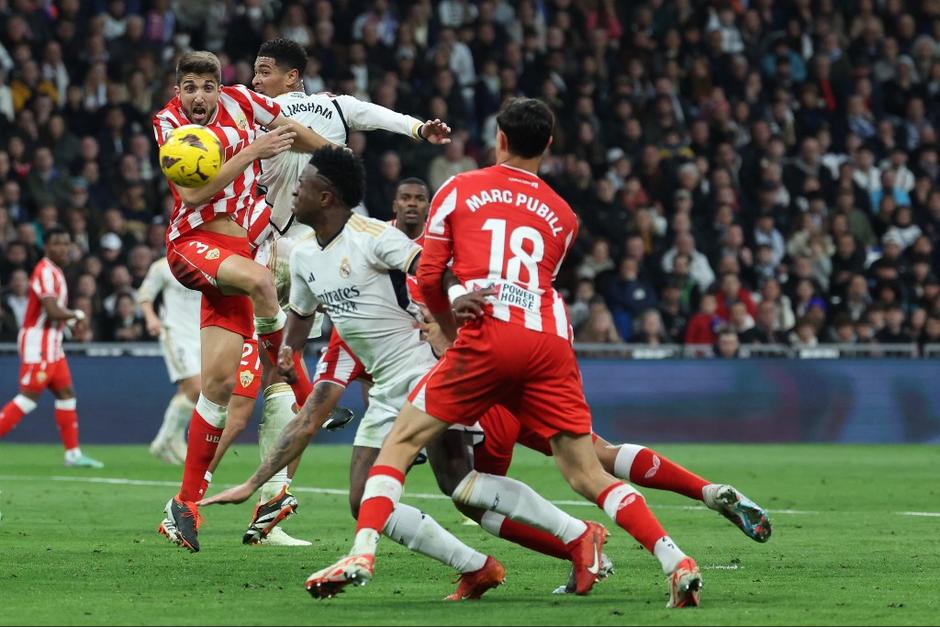 Tres decisiones arbitrales cambiaron el rumbo del encuentro entre el Real Madrid y el Almería. (Foto: AFP)