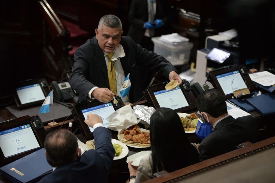 En anteriores legislaturas, se ha asegurado el almuerzo y hasta refacciones para los diputados que acuden a las plenarias. (Foto: Archivo/Soy502)