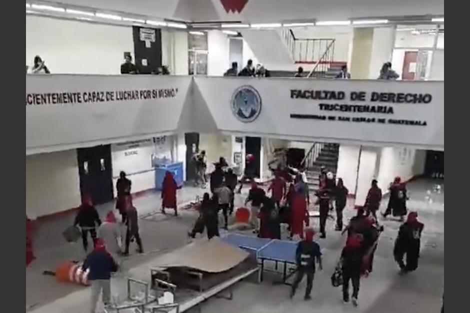 Esto dice la Usac del ataque de encapuchados a estudiantes en el campus central, este viernes. (Foto: captura de video)