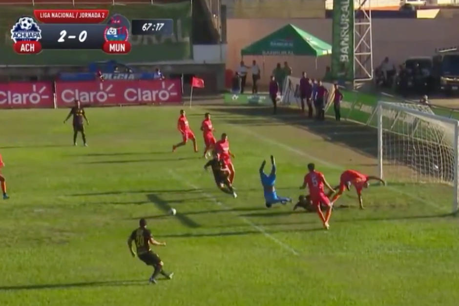 Orellana recibió un fuerte golpe en la cabeza al enfrentar a Municipal. (Foto: Captura de pantalla)