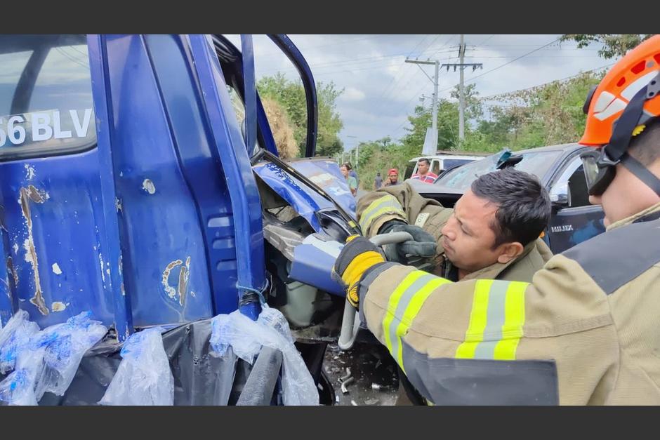 Graban el momento en que ocurrió un aparatoso accidente de tránsito en Retalhuleu. (Foto: Bomberos Voluntarios)
