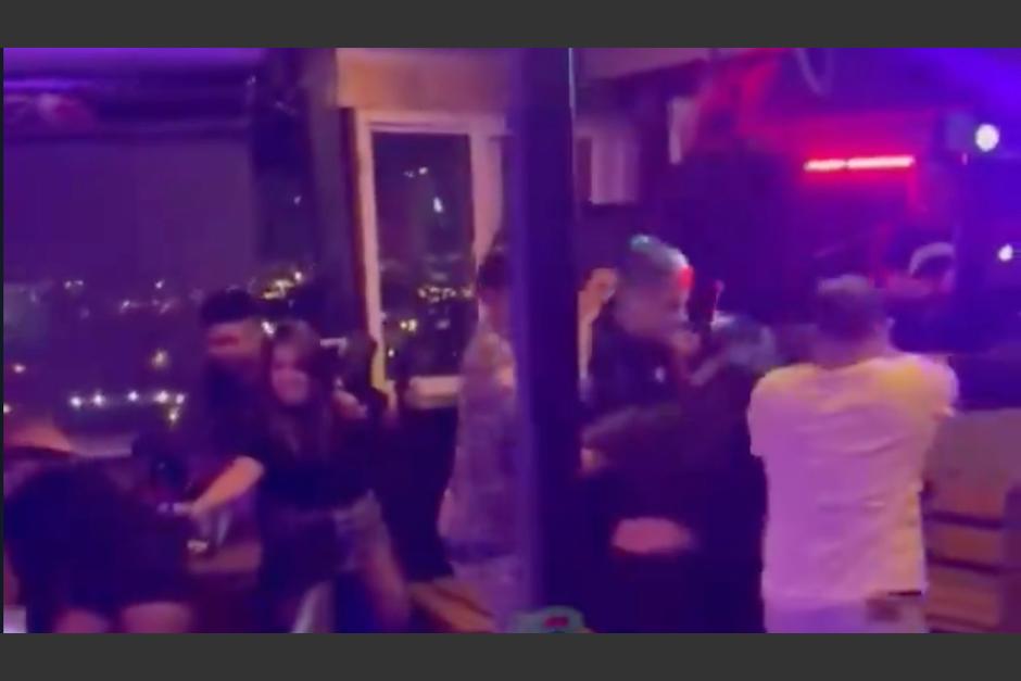 Una pelea quedó captada en video dentro de una cevichería de zona 17. (Foto: captura de pantalla) 