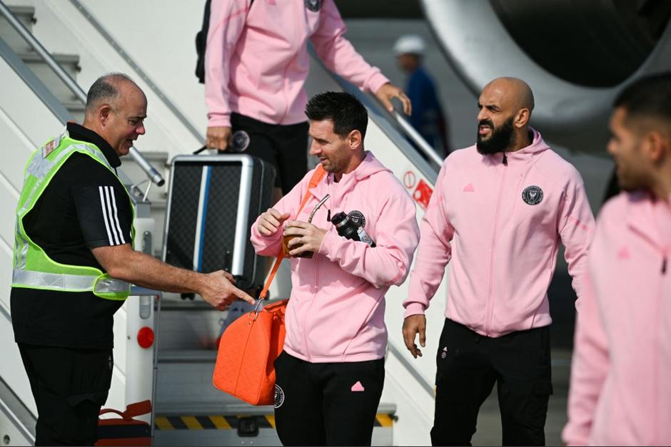Leo Messi en Hong Kong junto a su guardaespaldas Yassine Cheuko. (Foto: AFP)
