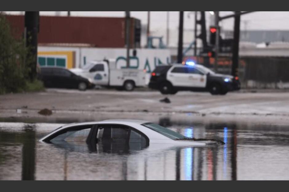 Un automóvil sumergido en una carretera en California. (Foto: AFP)