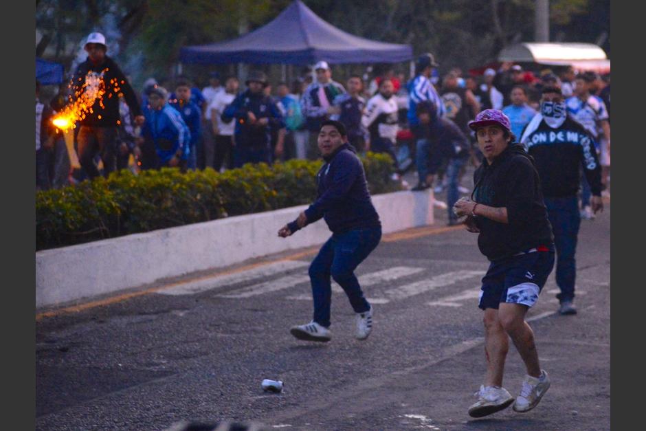 Aficionados de Monterrey y de Comunicaciones se van a los golpes en las afueras del estadio Doroteo Guamuch. (Foto: Nuestro Diario)