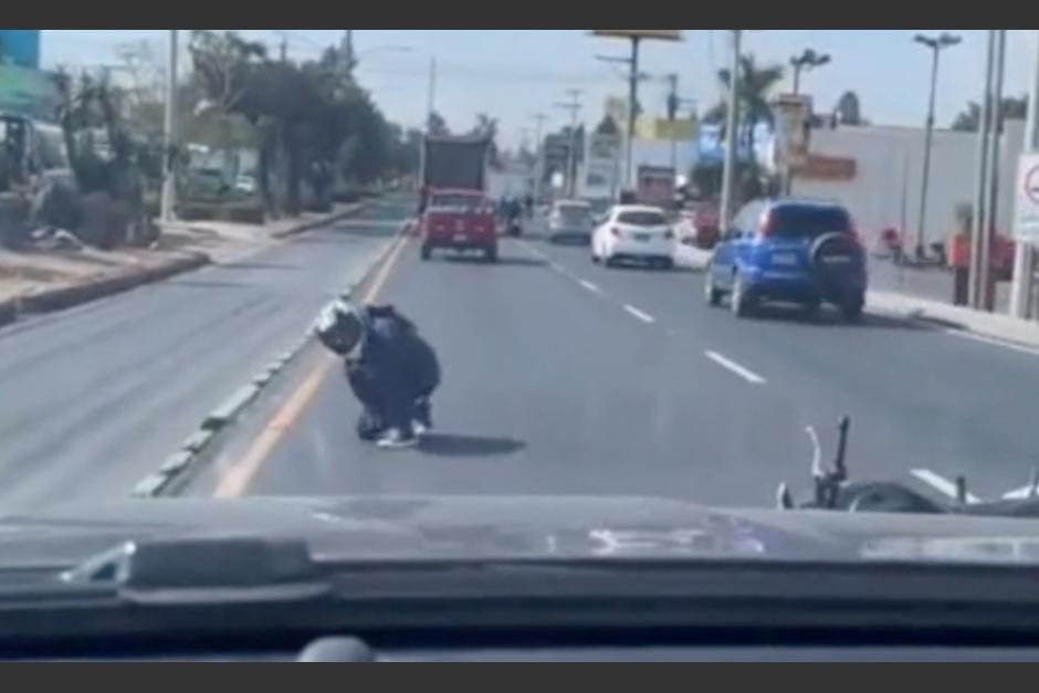 Motorista estuvo a punto de ser aplastado por un conductor en la Aguilar Batres, esto luego de que este derrapó. (Foto: captura de pantalla) 