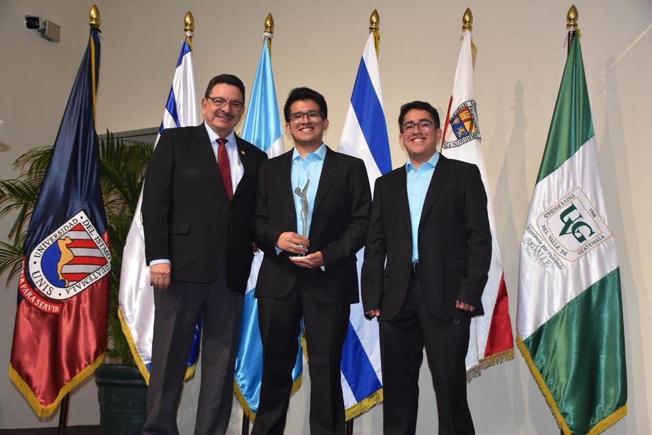 Los hermanos Héctor y Josué de la Cruz obtuvieron el premio ILAN a la innovación. (Foto: USAC-Facultad de Ingeniería) 
