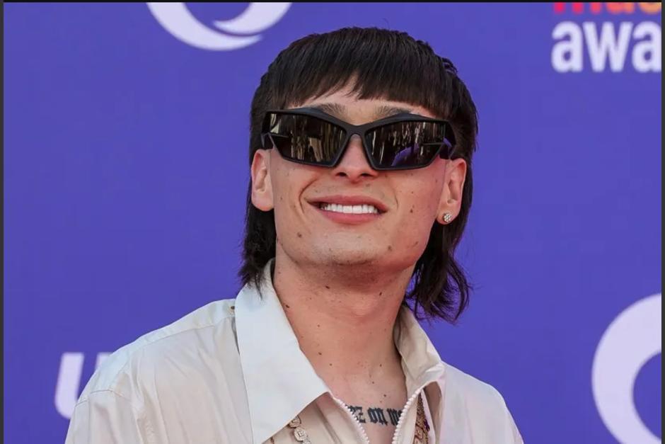 Peso Pluma fue captado con una misteriosa mujer y Nicki Nicole se pronunció al respecto. (Foto: People)