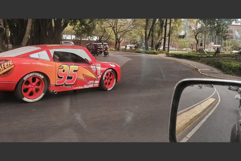 El vehículo con la temática de Rayo Mcqueen que fue visto en la Ciudad de Guatemala. (Foto: redes sociales) 