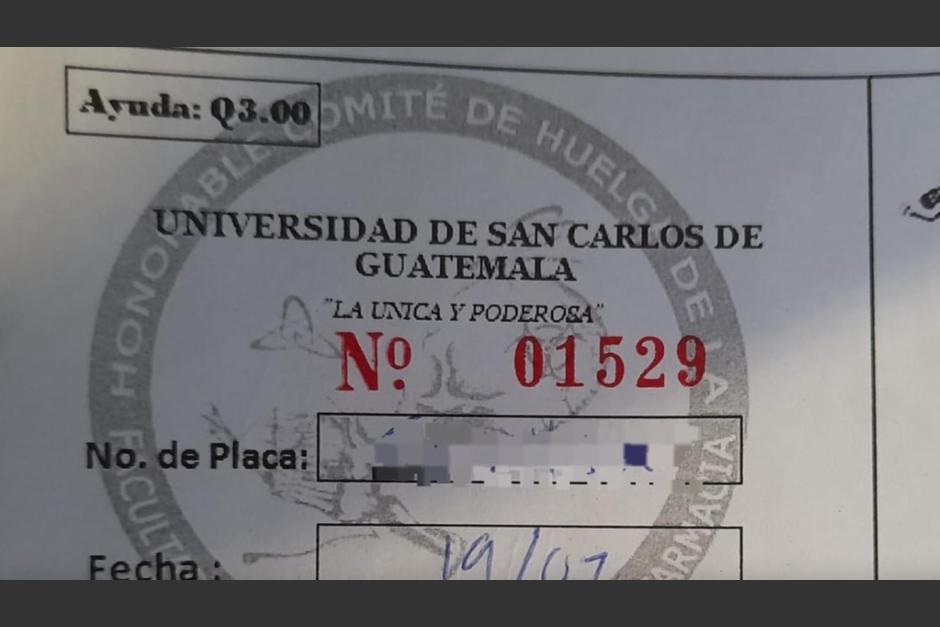 Una llamativa advertencia en un ticket de parqueo de la Usac se hizo viral en redes sociales. (Foto:X/@xximenacuellar) 