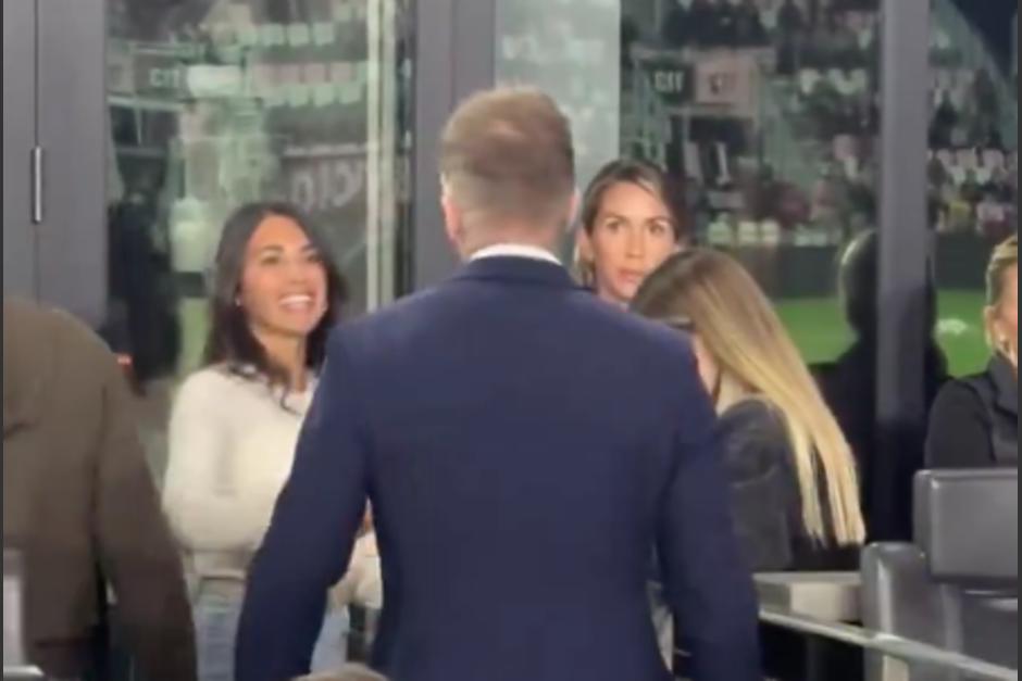 Antonela Roccuzzo, esposa de Leo Messi, saludado al exfutbolista David Beckham. (Foto: LMFC)