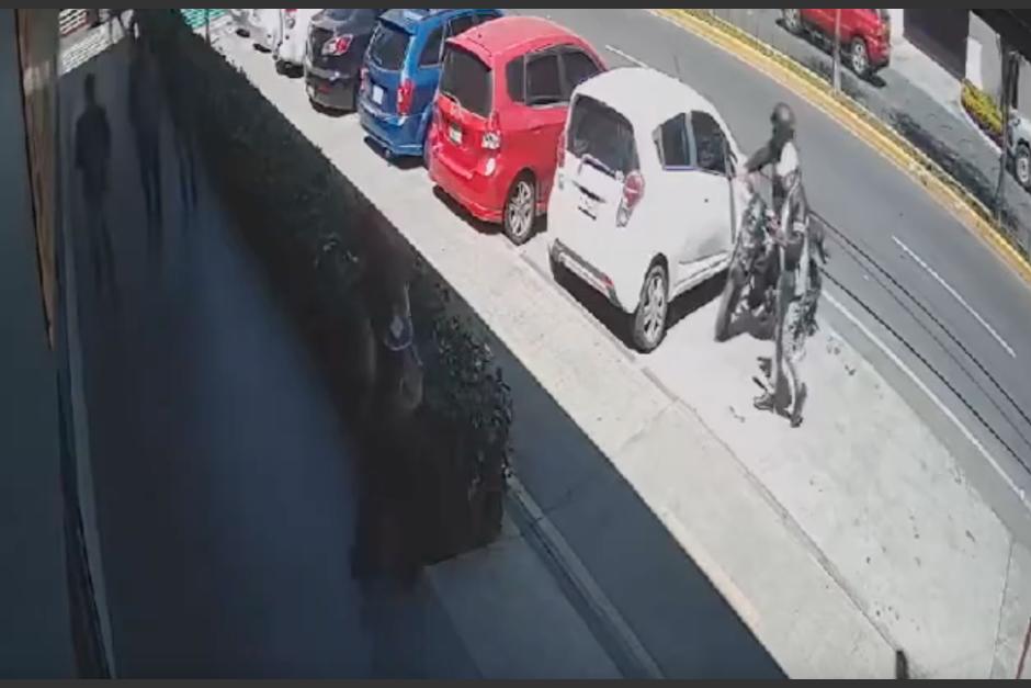 Asaltantes armados fueron captados en la zona 4 capitalina. (Foto: captura de pantalla) 