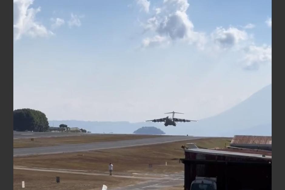 El aterrizaje en la pista de la Aurora de un avión gigantesco militar de Estados Unidos cautivó en redes sociales. (Foto: captura de pantalla) 