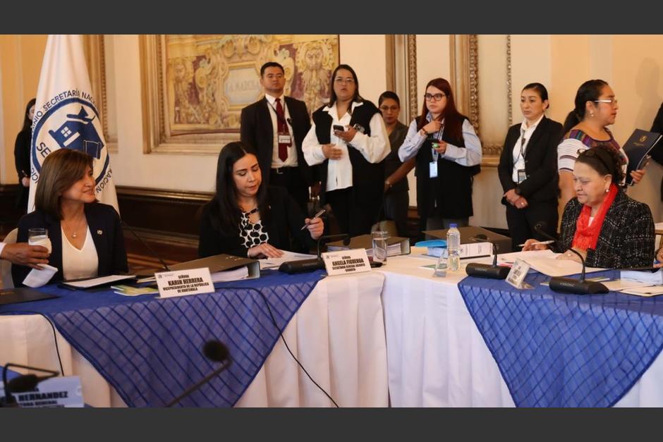 La vicepresidenta Karin Herrera junto a la fiscal general Consuelo Porras en una reunión en el Palacio Nacional. (Foto: MP)