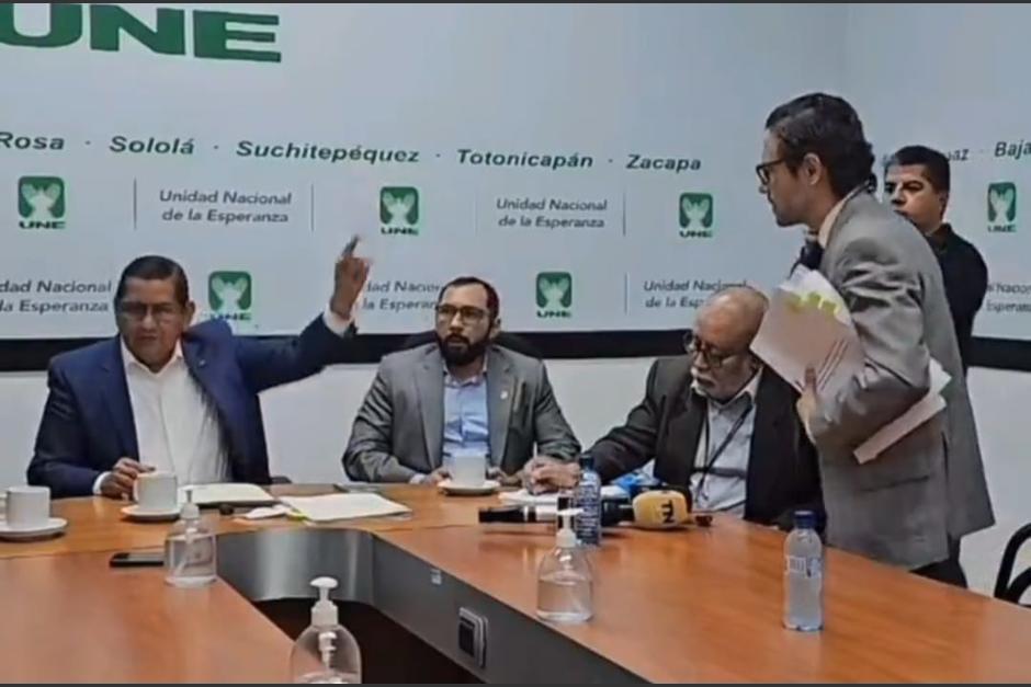 Momentos de tensión se vivieron en una reunión en la bancada UNE. (Foto: Captura de pantalla)