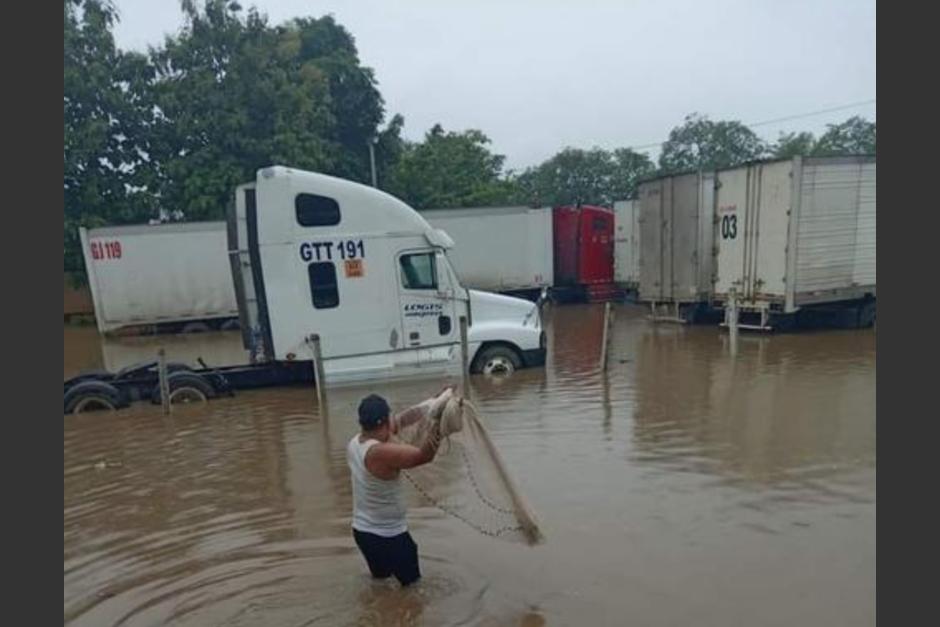 Varios trailers fueron parcialmente cubiertos con agua, luego de que un río se desbordara. (Foto: RRSS)