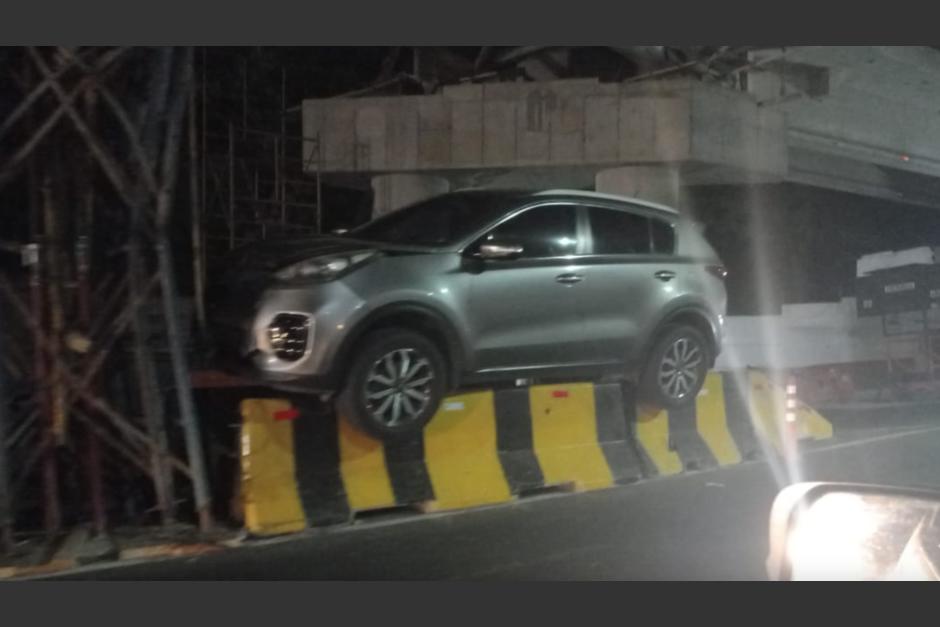 Un carro quedó empotrado en un paso a desnivel en construcción de San Miguel Petapa. (Foto: PMT de Villa Nueva) 