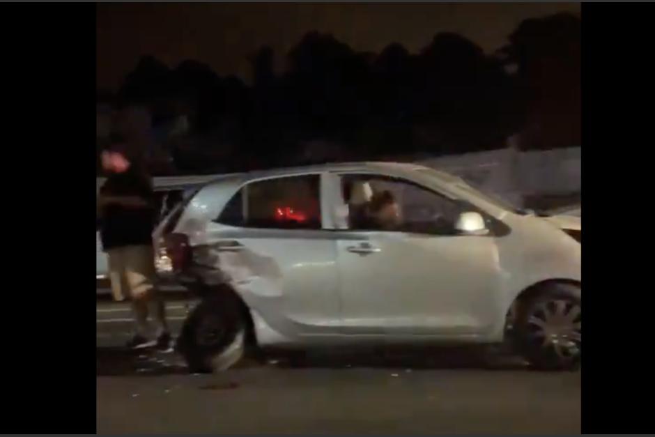 Un vehículo volcó sobre la Calzada Roosevelt, frente al Seminario Mayor de la Asunción. (Foto: RRSS)