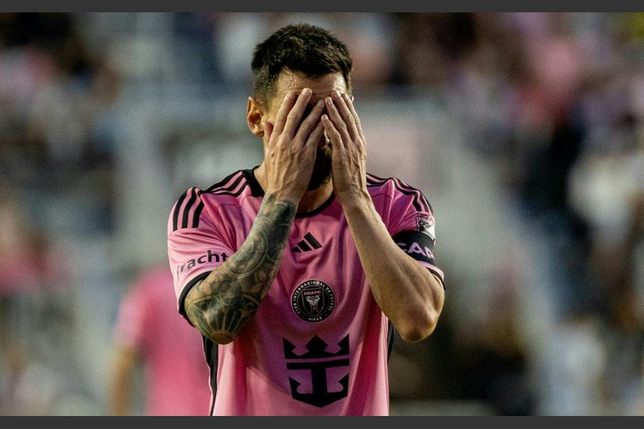 Leo Messi golpeó a una niña que se encontraba detrás de la portería. (Foto: AFP)