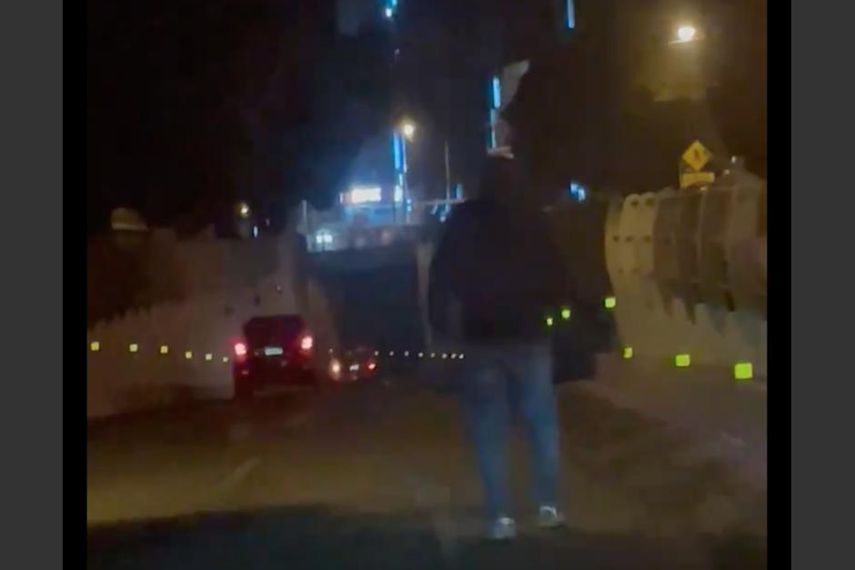 Un hombre fue captado "deambulando" entre los autos en pleno tránsito de zona 10. (Foto: captura de pantalla) 