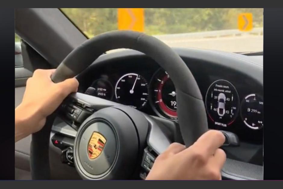 Guatemaltecos captaron su trayecto lleno de adrenalina desde el interior de un exclusivo Porsche. (Foto: redes sociales) 