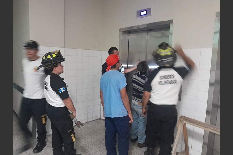 Al menos cuatro personas quedaron atrapadas dentro de un ascensor en el Hospital de Antigua Guatemala. (Foto: Bomberos Voluntarios Antigua)