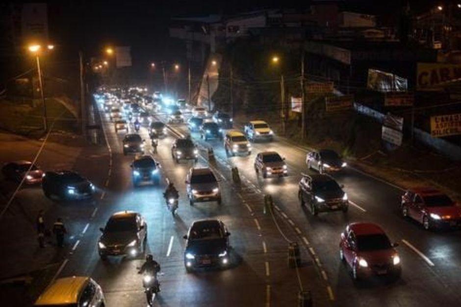 Por trabajos de semáforos inteligentes, la comuna capitalina anunció cierre de carriles en zona 9. (Foto: archivo/Soy502)