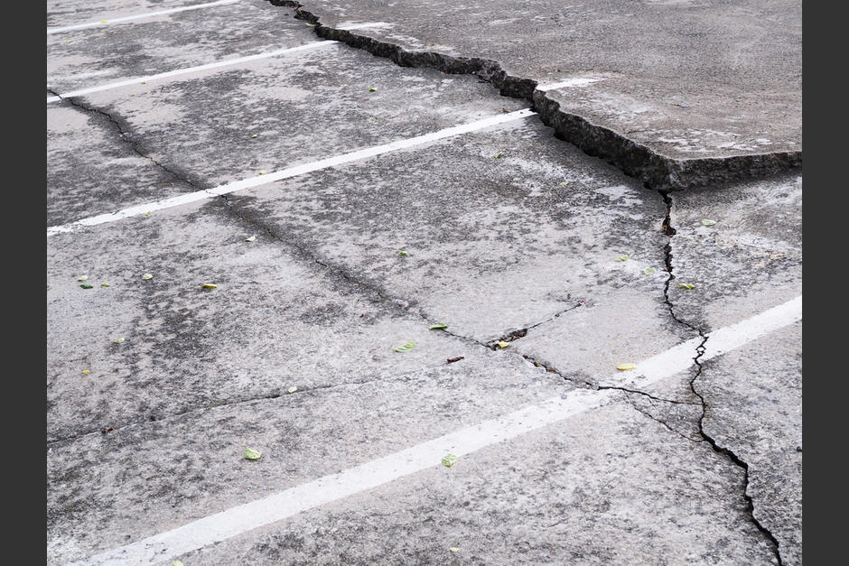 Minutos después de que bomberos evacuaron una vivienda, esta cayó al vacío. (Foto: Shutterstock)