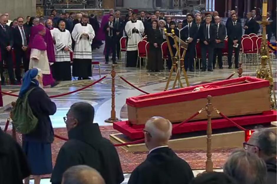 La monja que burló los protocolos para poder despedirse de su amigo, el papa Francisco. (Foto: Infobae)