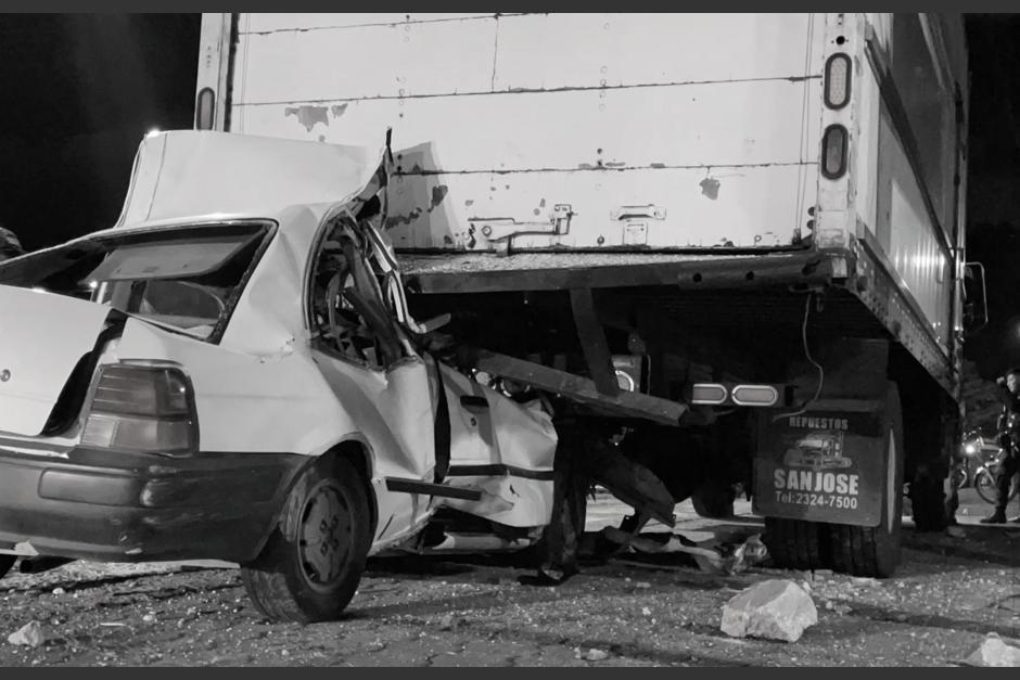 El conductor quedó atrapado dentro de su vehículo. (Foto: Redes sociales)