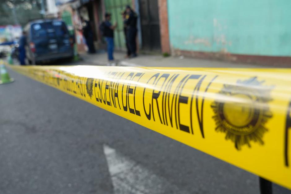Bomberos Voluntarios acudieron al lugar donde ocurrió el ataque armado, pero nada pudieron hacer por la víctima. (Foto: Wilder López/Soy502)