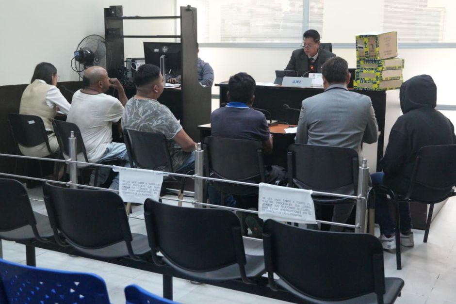 Las cuatro personas arrestadas en un incidente ocurrido en el sótano del Ministerio Público quedaron ligadas a proceso penal y podrán recuperar su libertad con el pago de una fianza. (Foto: Wilder López/Soy502)