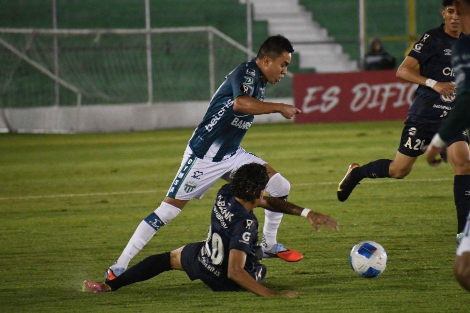 Óscar Santis elude la barrida de Alejandro Henríquez. (FOTO: Rudy Martínez / colaborador)